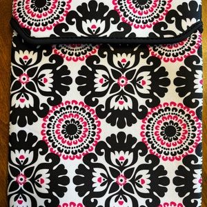 NWT Thirty One Tote-A-Tablet in Pink Pop Medallion Tablet Case